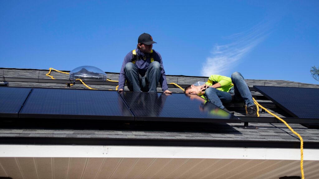 Installation de panneaux photovoltaïques sur une toiture en ardoise