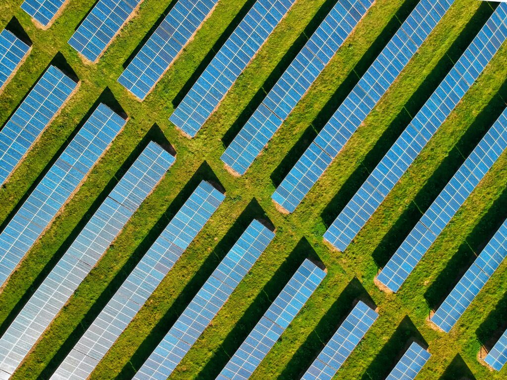Champ de panneaux solaires photovoltaïques